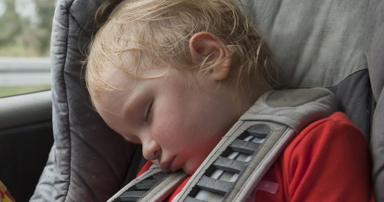 Zostawili dzieci w rozgrzanym aucie i poszli na zakupy. Tłumaczenia rodziców szokują