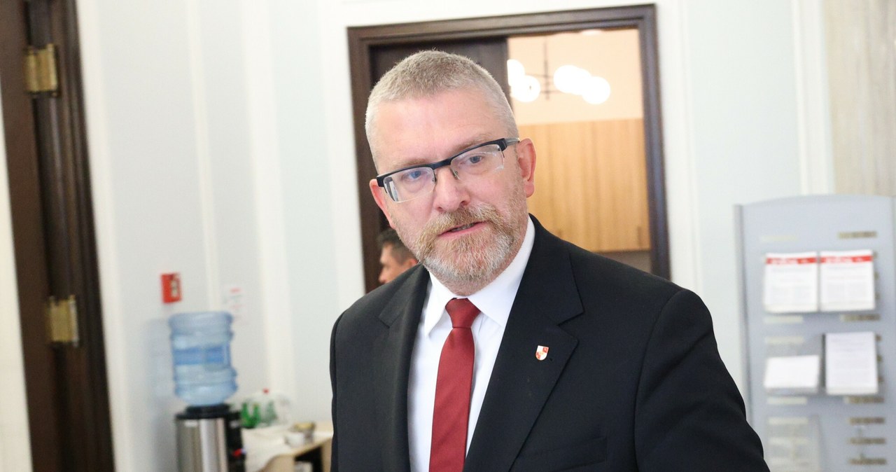 Sondaż: KO i PiS ex aequo. Zaskakujący wynik partii Grzegorza Brauna