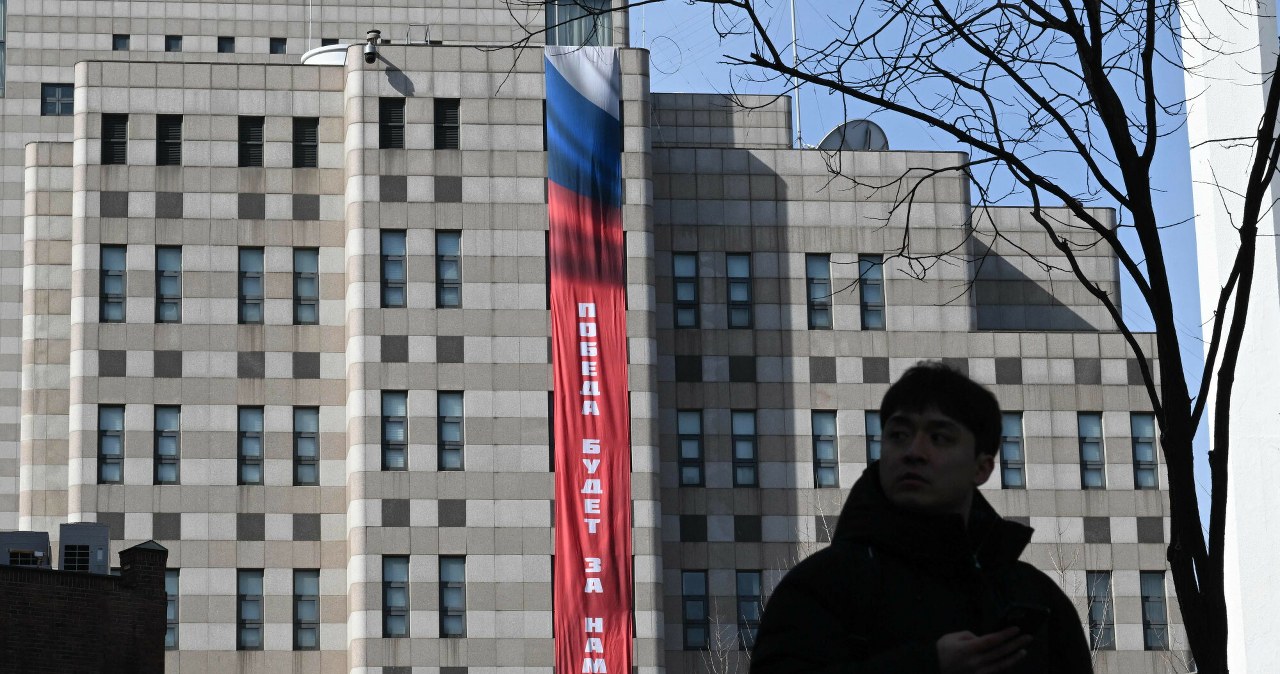 "Zwycięstwo będzie nasze". Skandaliczny baner na rosyjskiej ambasadzie wywołał protesty