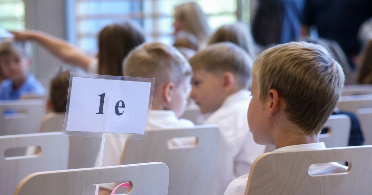 Uczennice śpiewały o piciu alkoholu. Dyrekcja przeprasza, nauczycielki zwolnione