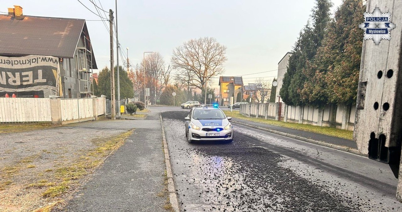Węgiel sypał się z ciężarówki na ulicach Mysłowic. Policja ruszyła w pościg "śladem węglowym"