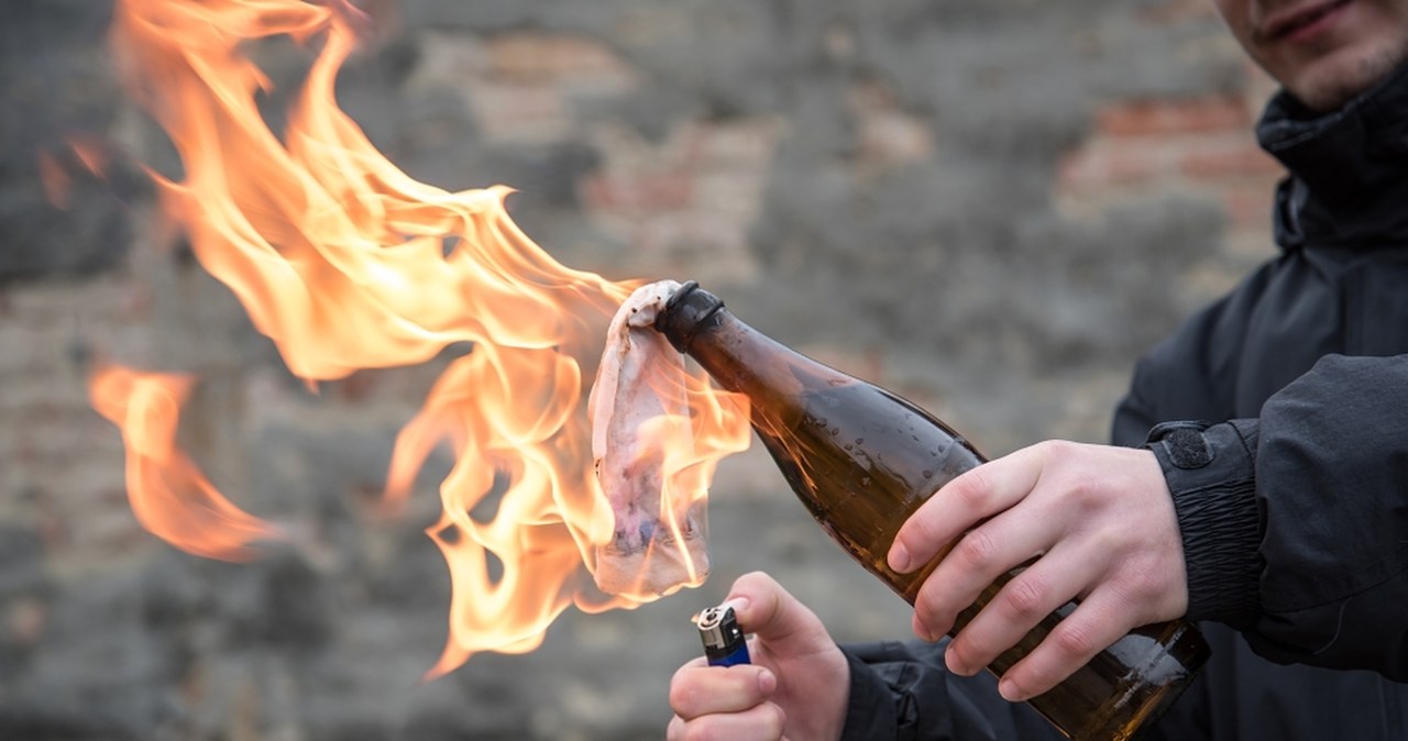 Rzucał butelkami z benzyną. 22-latek za kratami