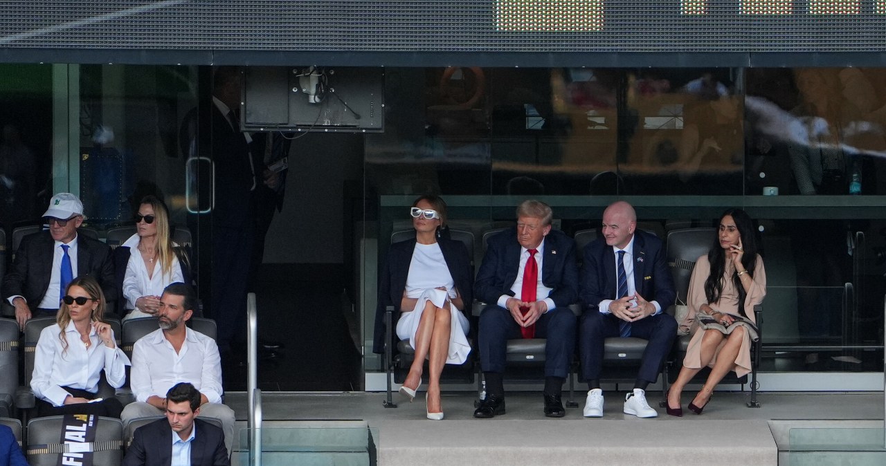Trump walczy o swoje nazwisko na stadionie za miliardy dolarów