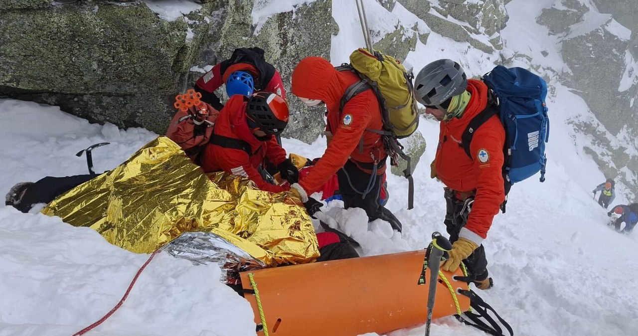 Snowboardzista potrzebował pomocy, TOPR-owcy nie mogli użyć śmigłowca