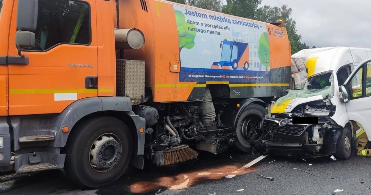 Bus wjechał w zamiatarkę. Poważny wypadek w Grudziądzu