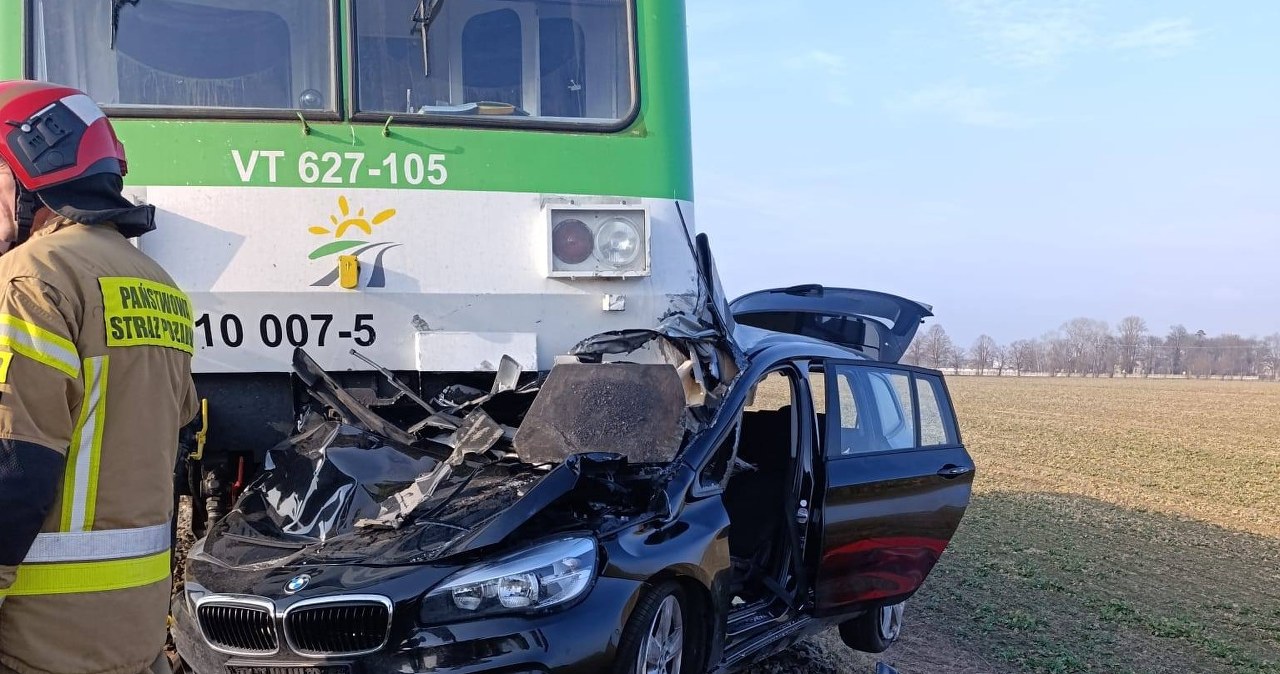 BMW pod szynobusem. Kobieta nie żyje