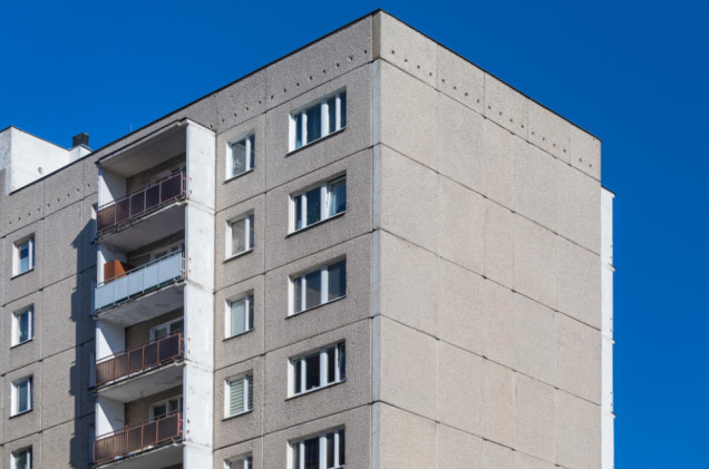 Inspektor ostrzega przed katastrofą bloku, spółdzielnia widzi to inaczej. Spór na Ursynowie