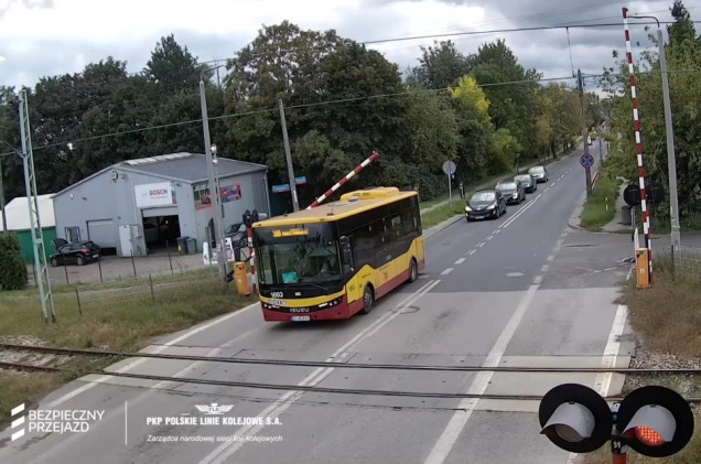Autobus MPK Łódź zatrzymał się na przejeździe kolejowym. Panika wśród pasażerów