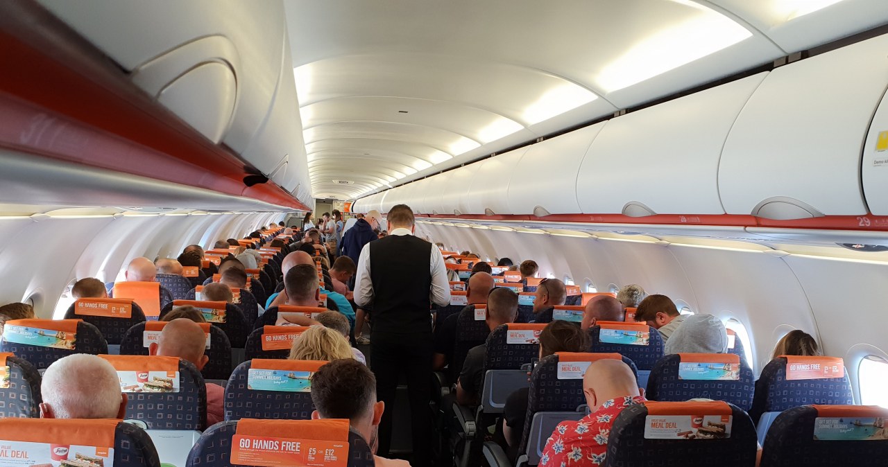 ​Zabrali martwą babcię na pokład samolotu