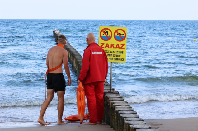 Czerwone flagi na wybrzeżu. Wysokie fale i bakterie krzyżują plany plażowiczów