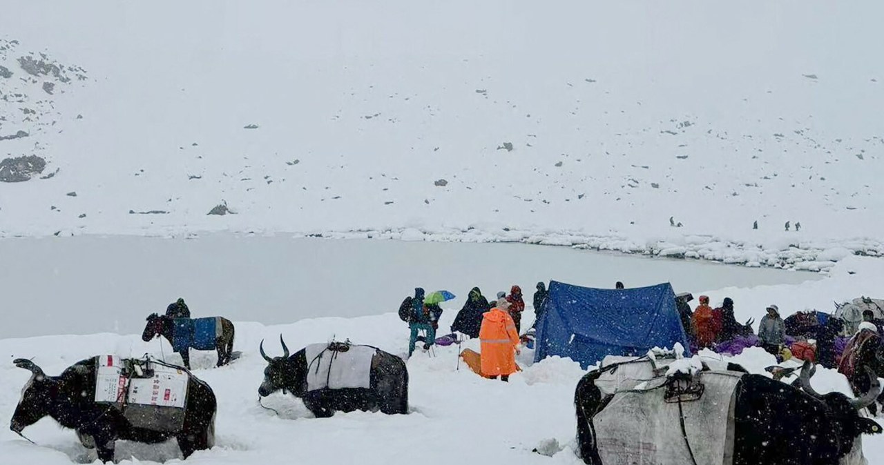 "Najgorsza burza śnieżna, jaką widziałem". Jedna osoba nie żyje, kilkaset uwięzionych