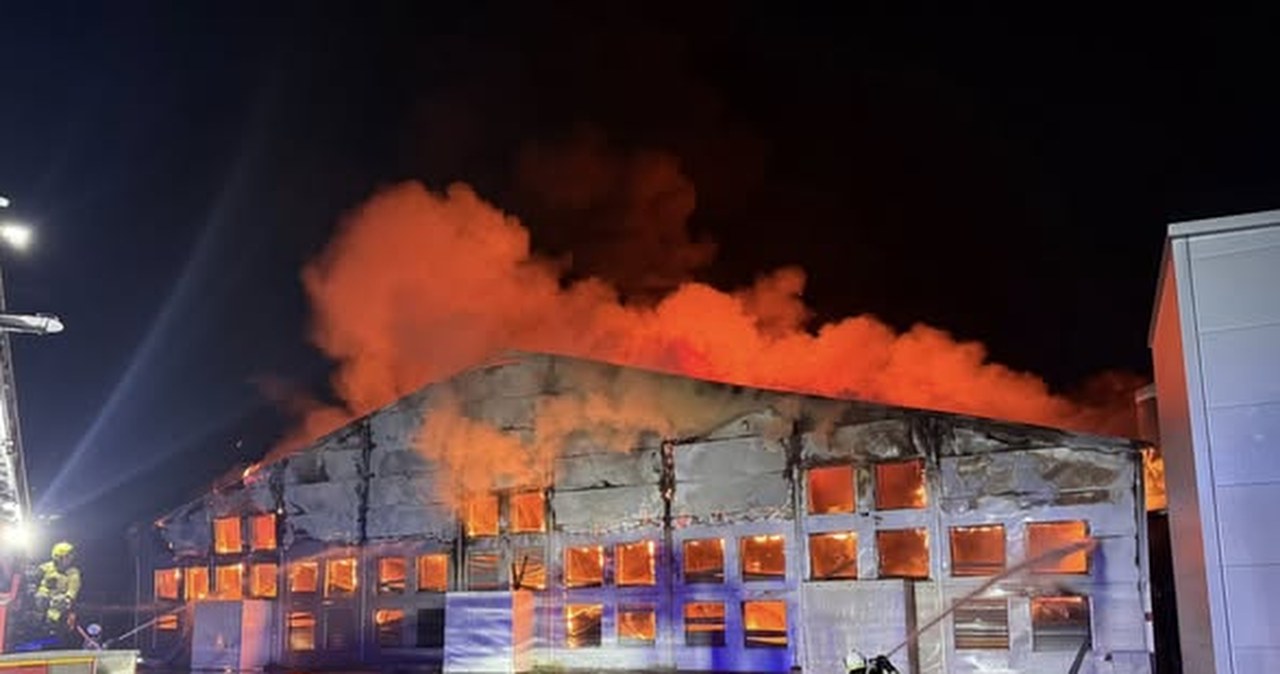 ​Ogromny pożar kurnika w Fałkowicach. W środku dziesiątki tysięcy zwierząt