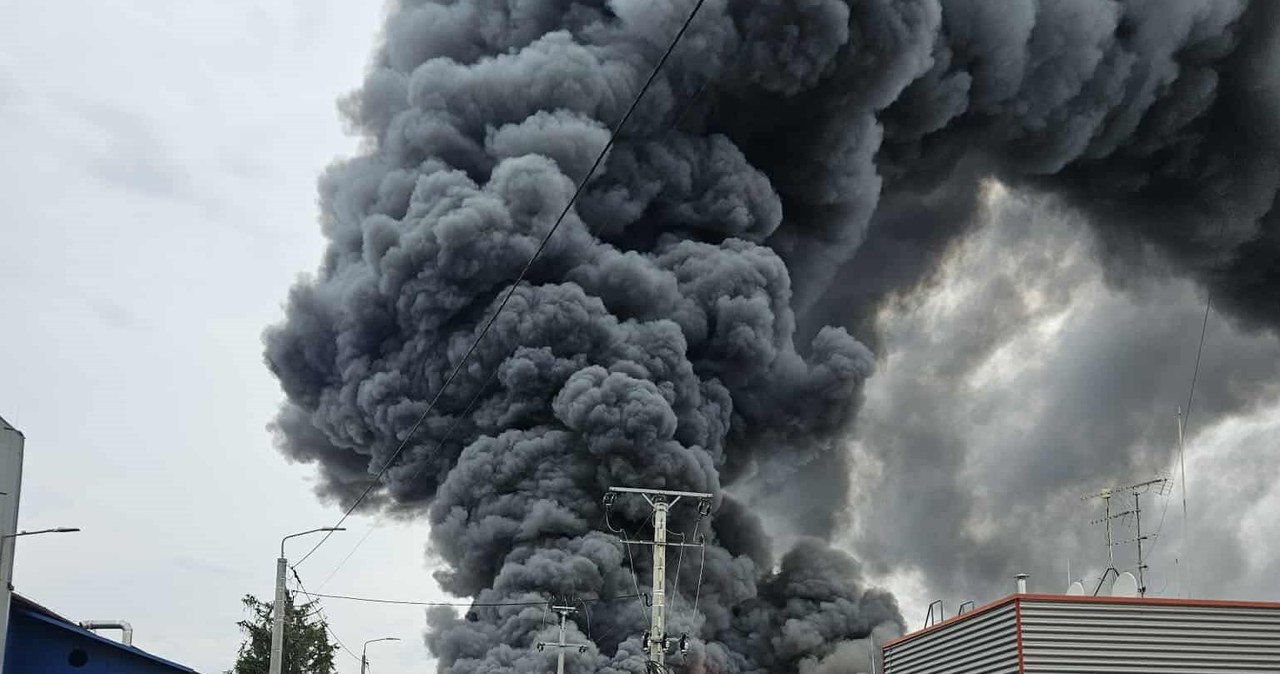 Ogromny pożar w Mińsku Mazowieckim. Płonie hala produkcyjna