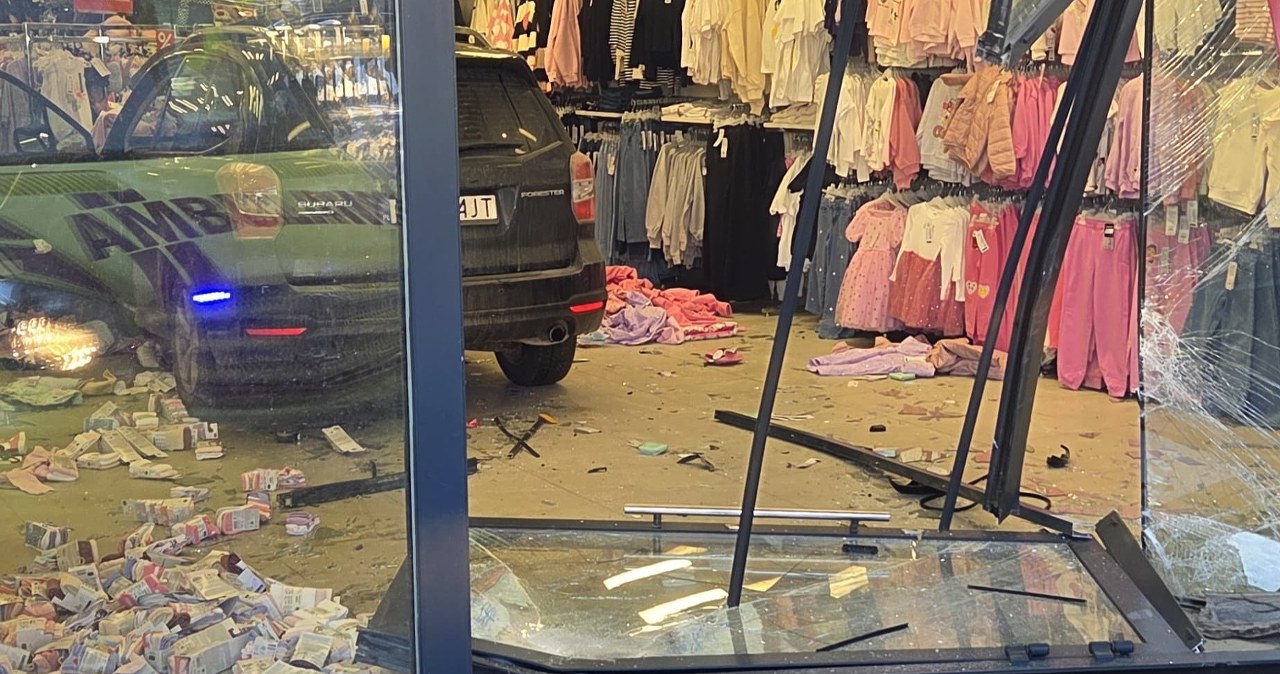 Osobówka wjechała w witrynę sklepu. 63-latce pomyliły się pedały