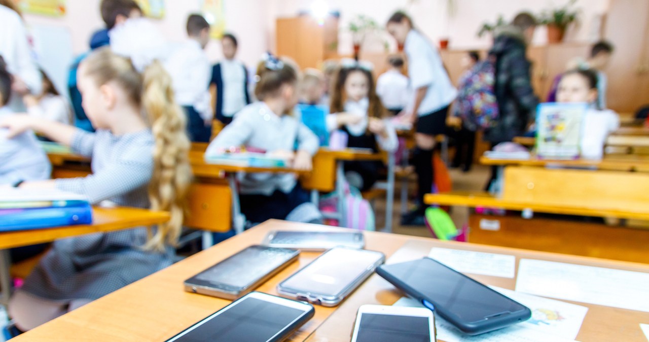 "Dzieci mają być w relacji". Czy zakaz telefonów naprawdę działa?