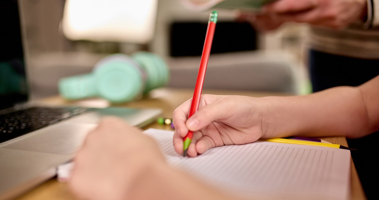 Czy prace domowe powinny wrócić do szkół? Oto co sądzą Polacy. SONDAŻ RMF FM