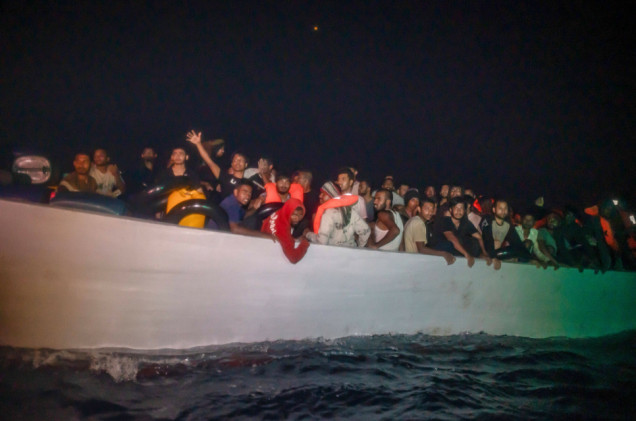 Migranci trafią do ośrodków poza UE? Polska popiera, ale ma inne priorytety