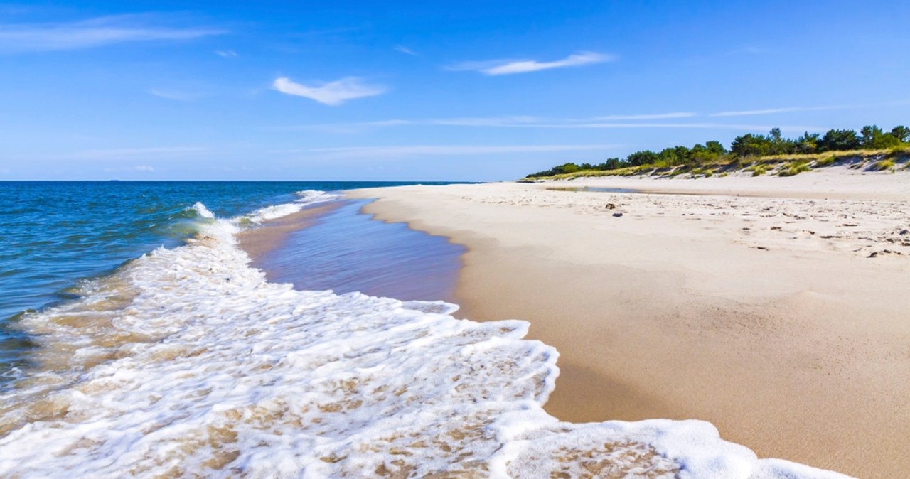 Czerwone flagi w Pomorskiem. Sprawdź, z których kąpielisk nie można korzystać