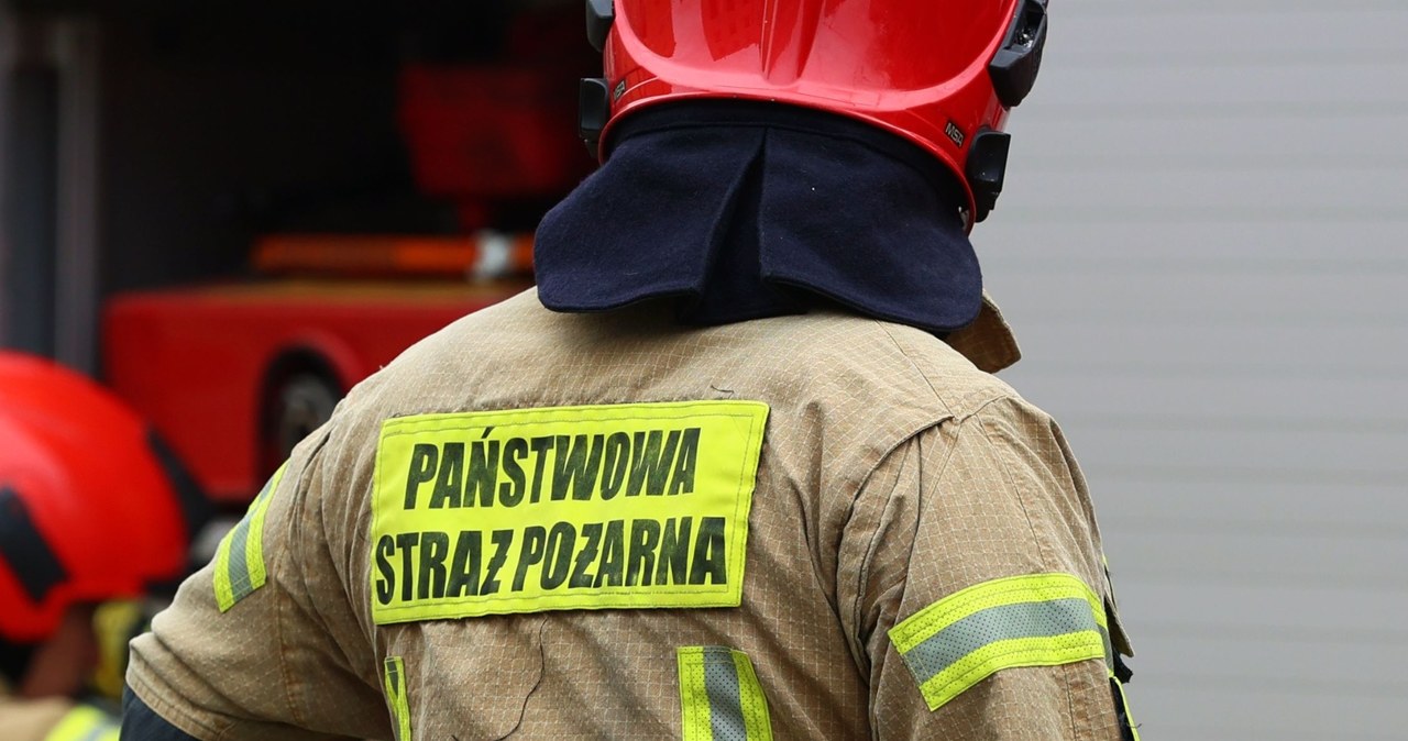 Pożar hali magazynowej w Czerwionce-Leszczynach. Straż apeluje do mieszkańców
