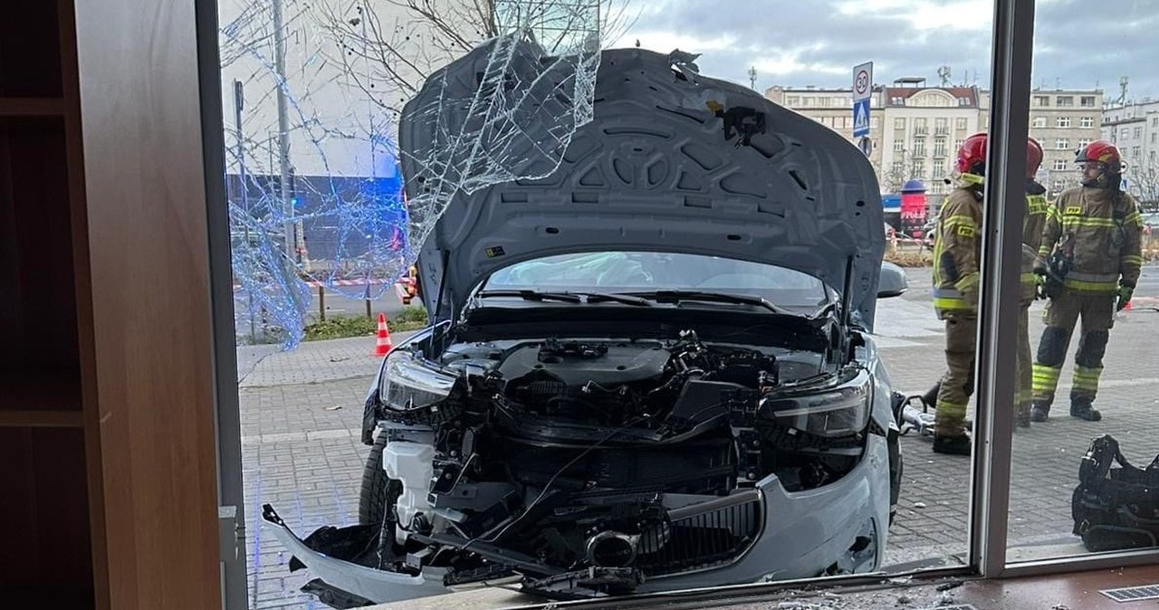 ​Samochód wjechał w witrynę restauracji w Gdyni. Są poszkodowani