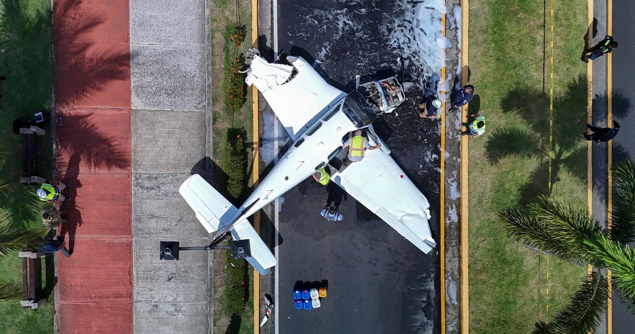 Awaryjne lądowanie. Samolot rozbił się na drodze
