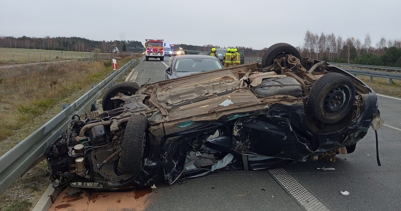 Auto zgniecione jak puszka, 34-latka w szpitalu