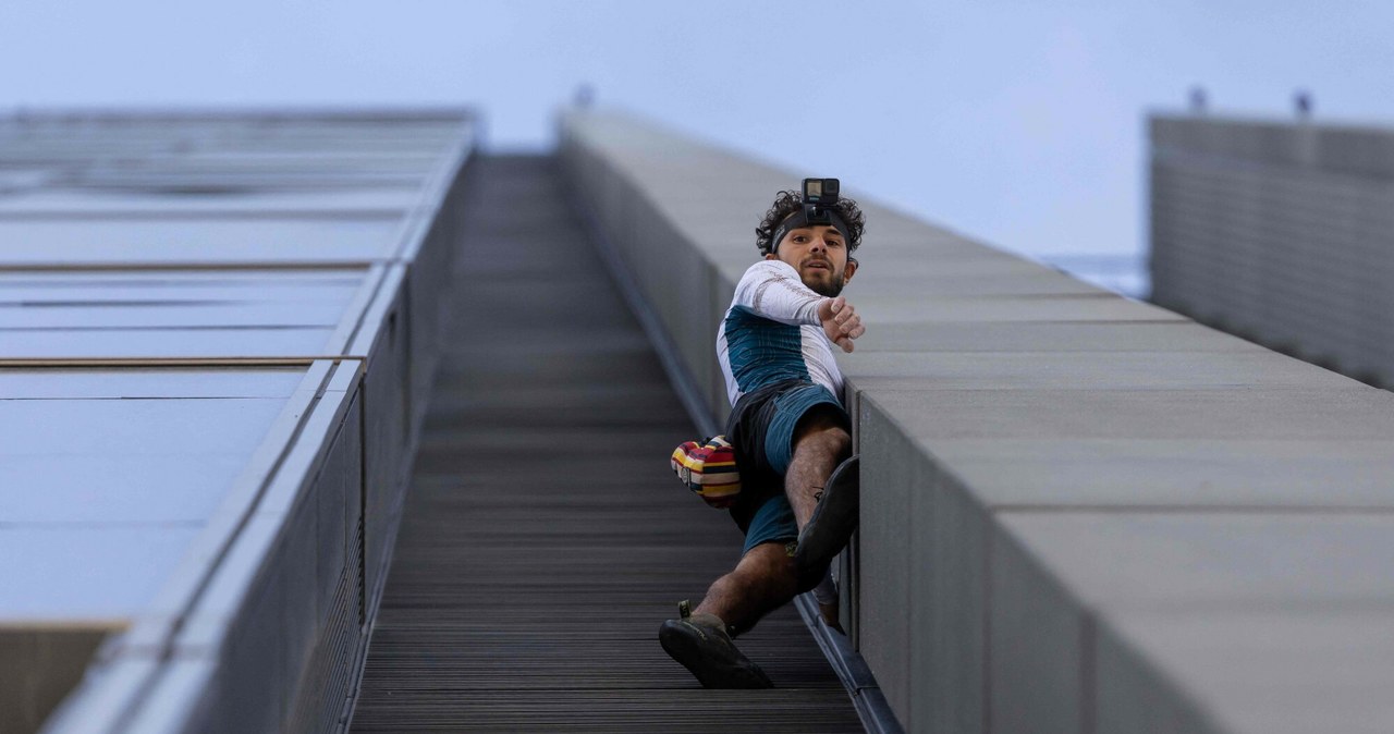 Wspiął się na wieżowiec w centrum Warszawy. 24-latek zatrzymany