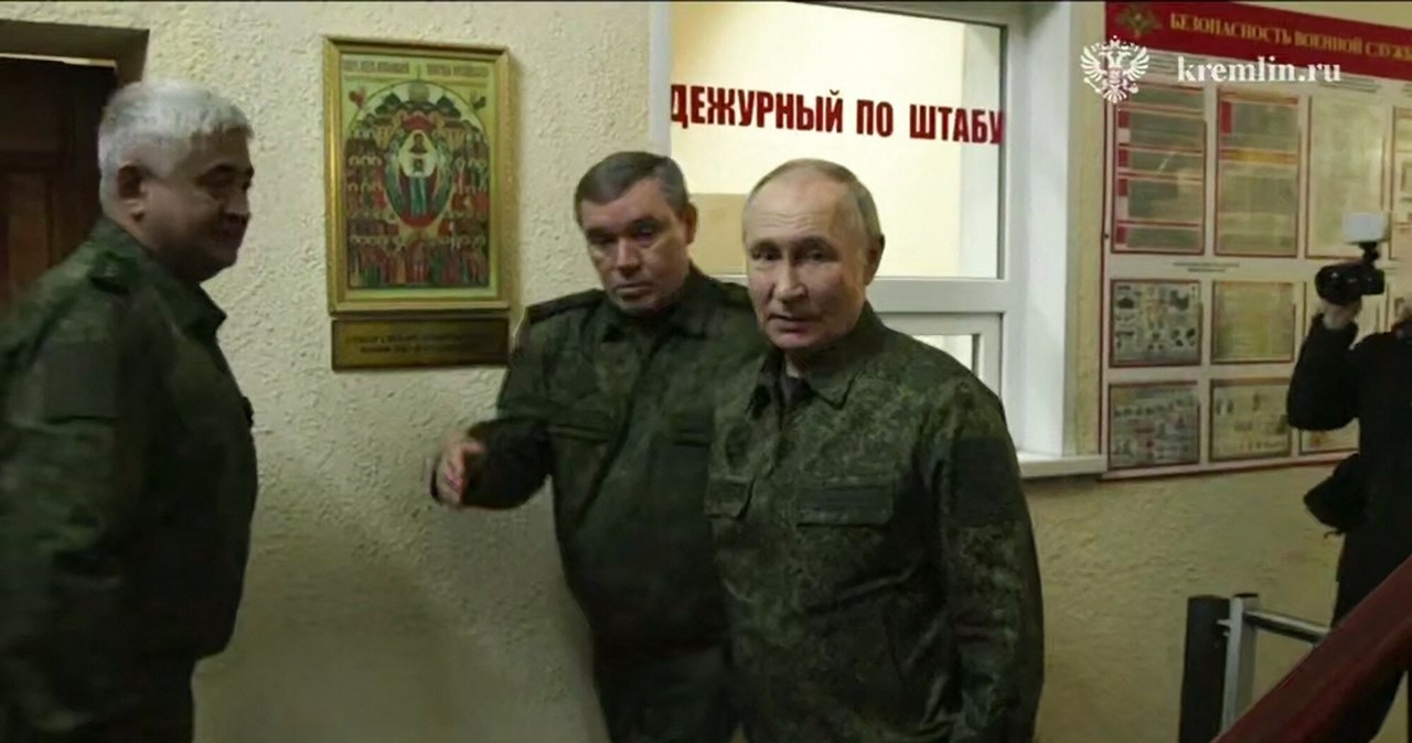 Władimir Putin w mundurze w rejonie walk. Ukraińcy mają być "w otoczeniu"