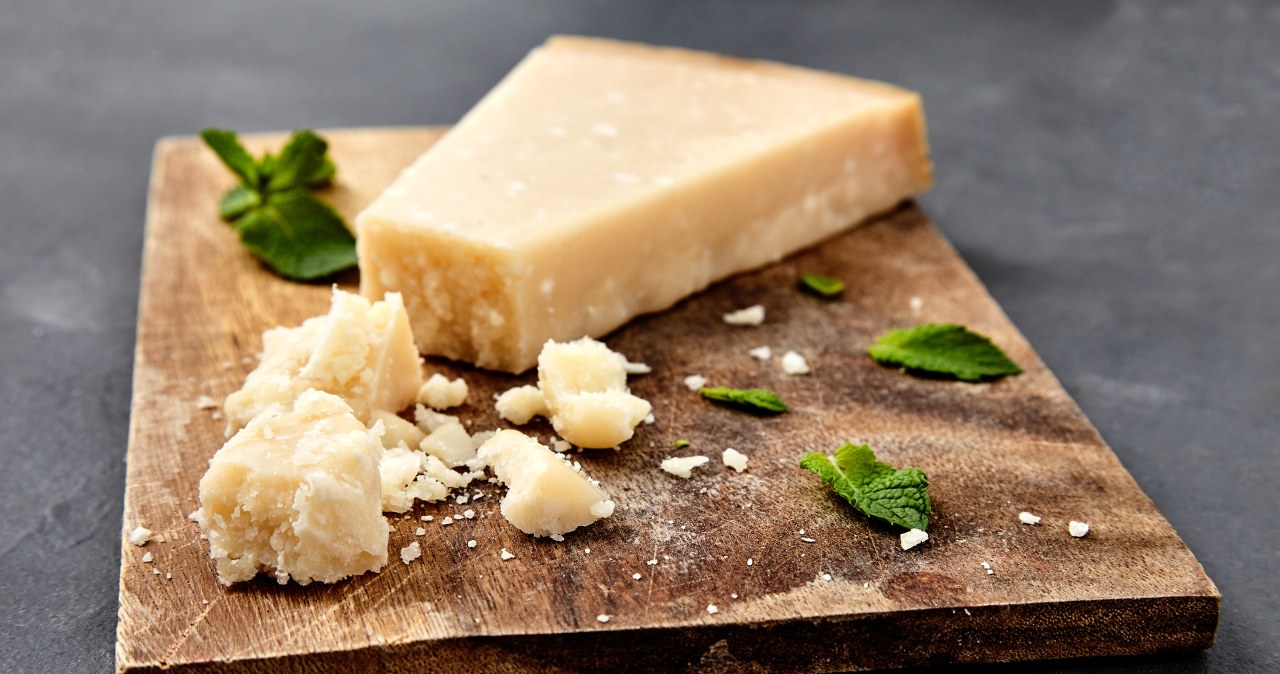 Odgryzał czubki serów i zjadał je na miejscu. Seryjny degustator zatrzymany