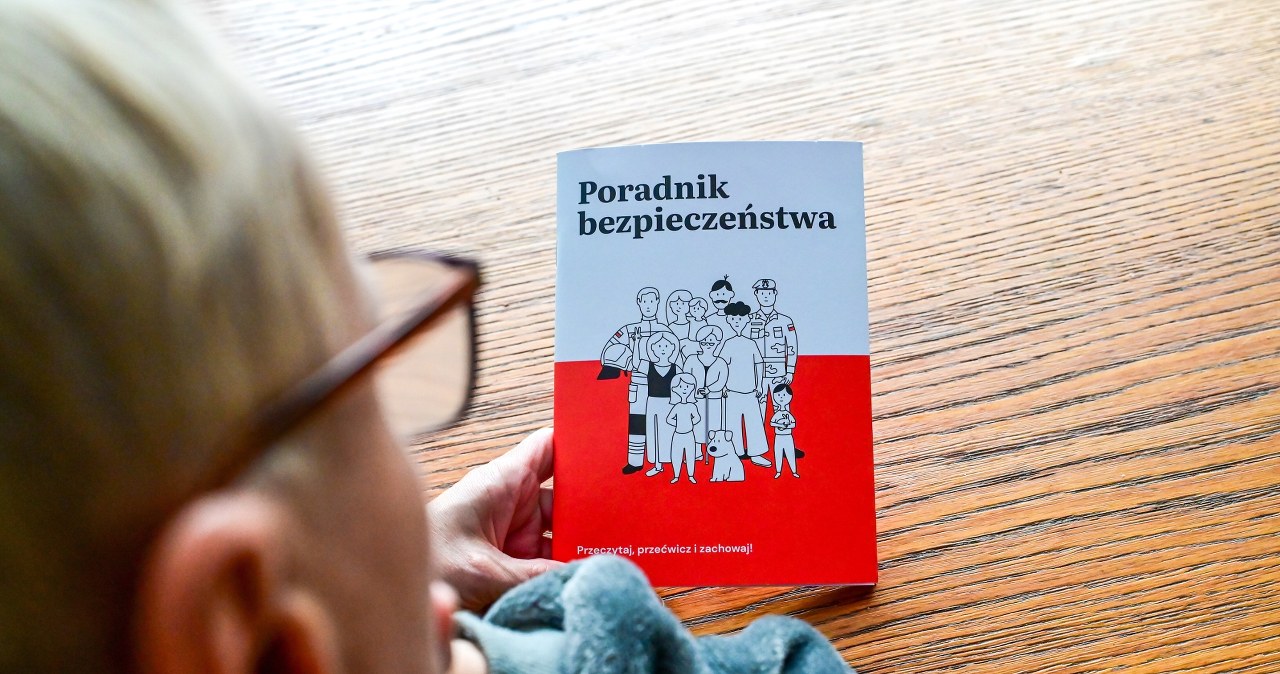 "Poradnik bezpieczeństwa" droższy niż planowano. "Bezpieczeństwo Polek i Polaków nie ma ceny"