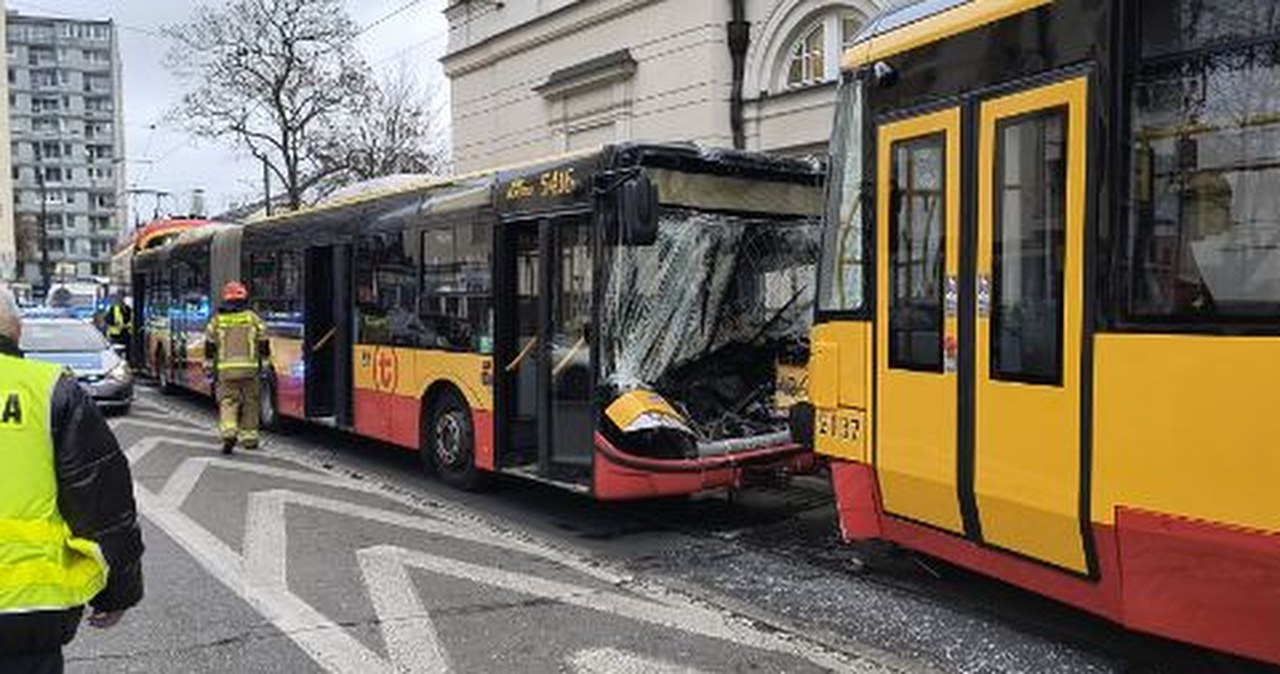 Zderzenie dwóch tramwajów i autobusu w centrum Warszawy. 23 osoby poszkodowane