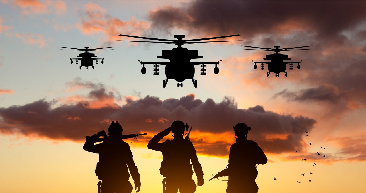 ​Niezwykły wyczyn snajpera. Oddał precyzyjny strzał z pokładu helikoptera