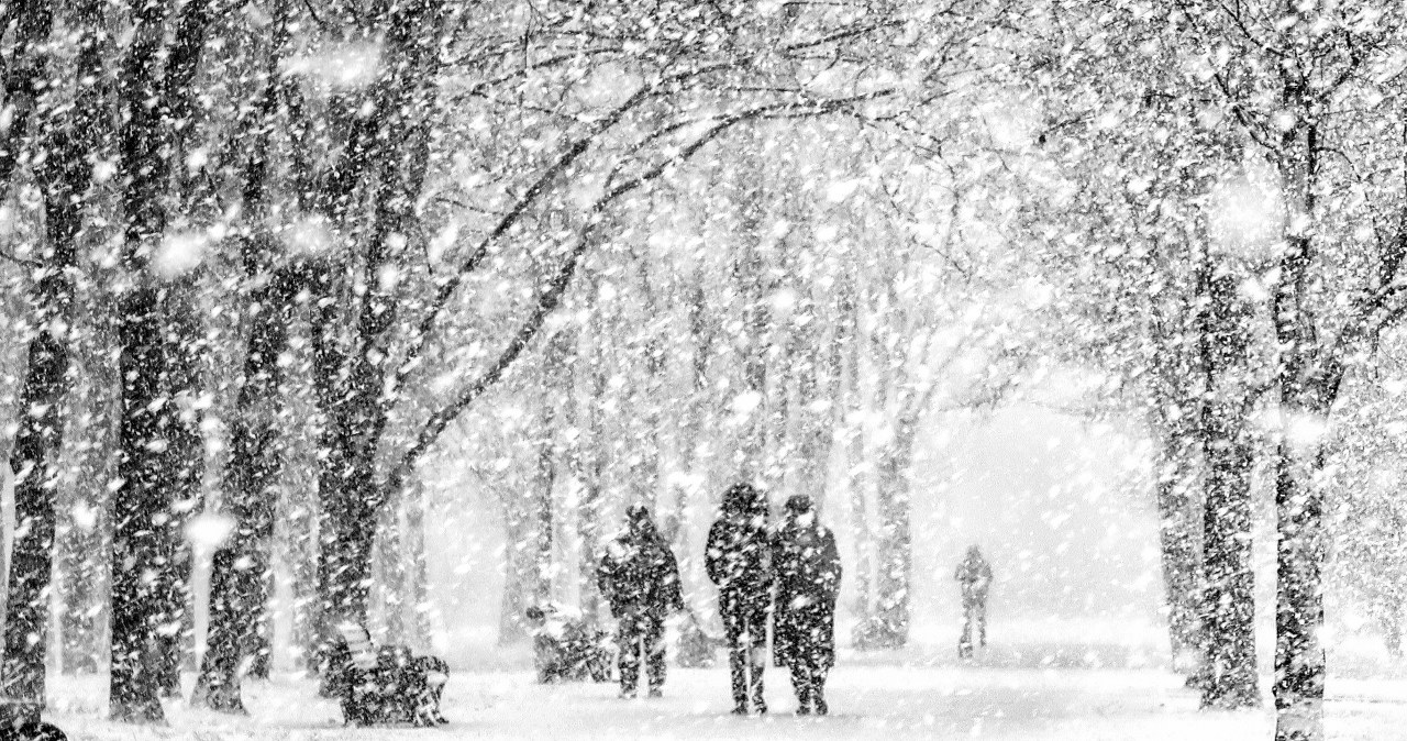 Alerty IMGW. Śliskie drogi i intensywne opady śniegu