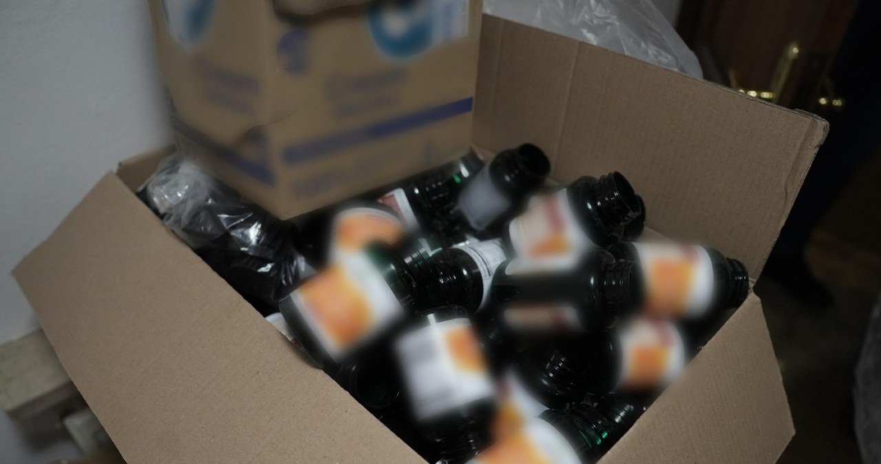 Szokujące odkrycie w mieszkaniu w Krakowie. Fałszywe suplementy zalewały Polskę