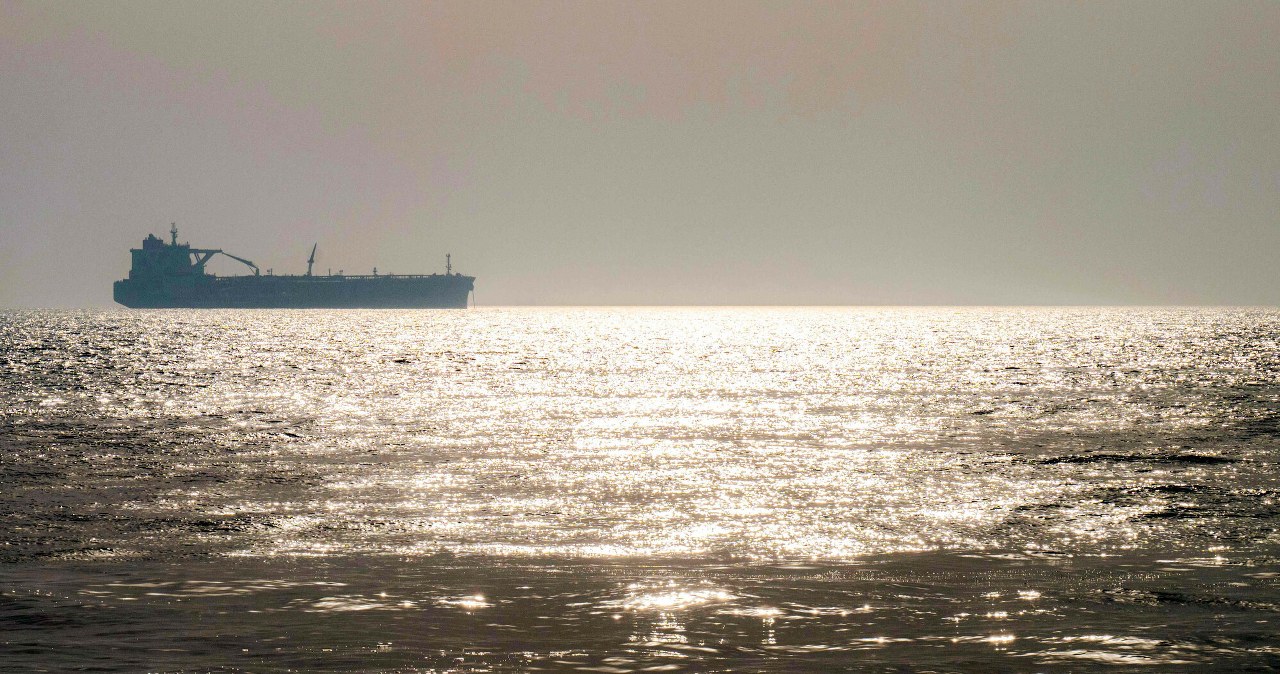 Atak na tankowce na wodach Iraku. Uratowano ponad 50 osób