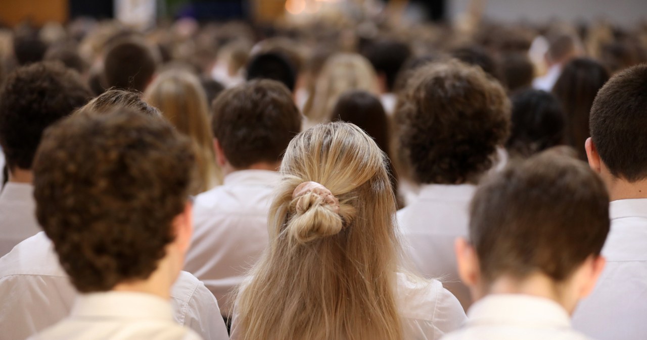 Tajemnicze zasłabnięcie na szkolnym apelu. Dwójka dzieci w szpitalu