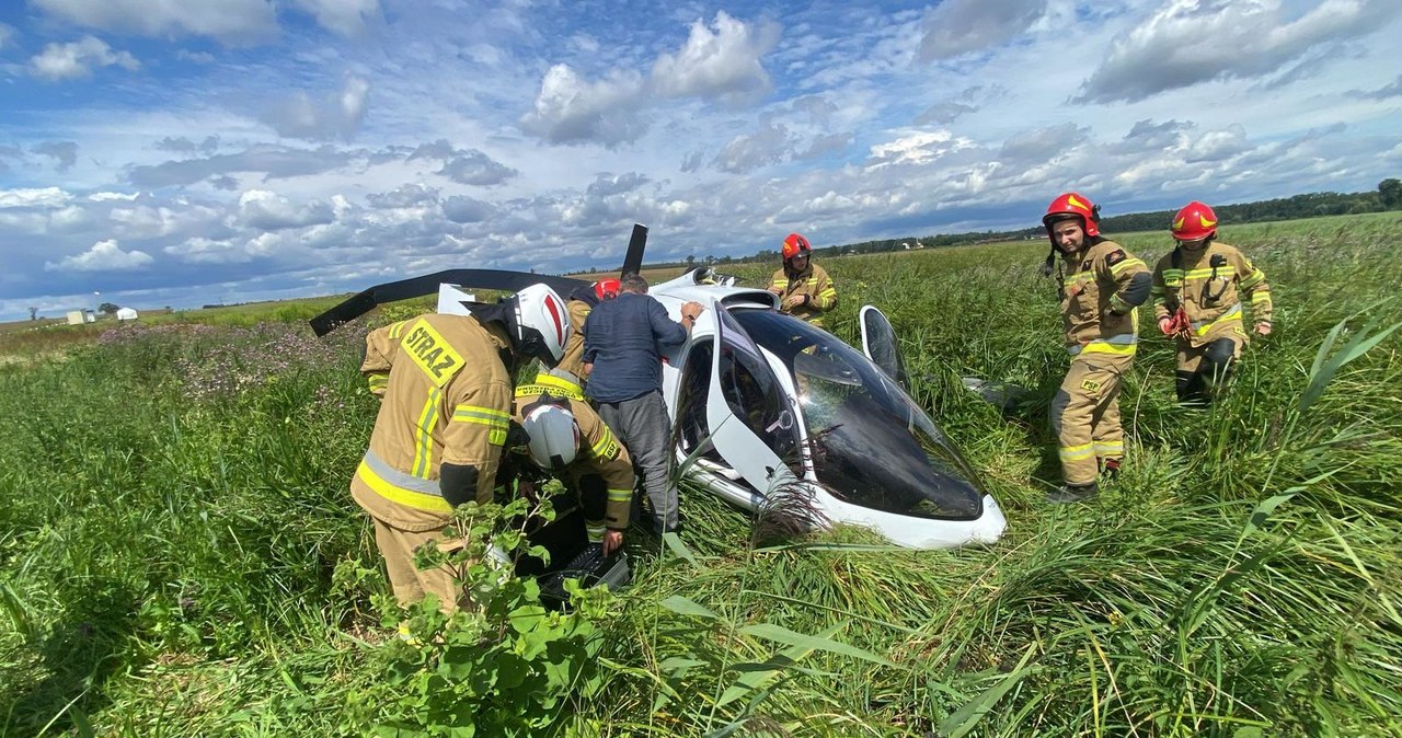 Wiatrakowiec runął na łąkę, są ranni ZDJĘCIA