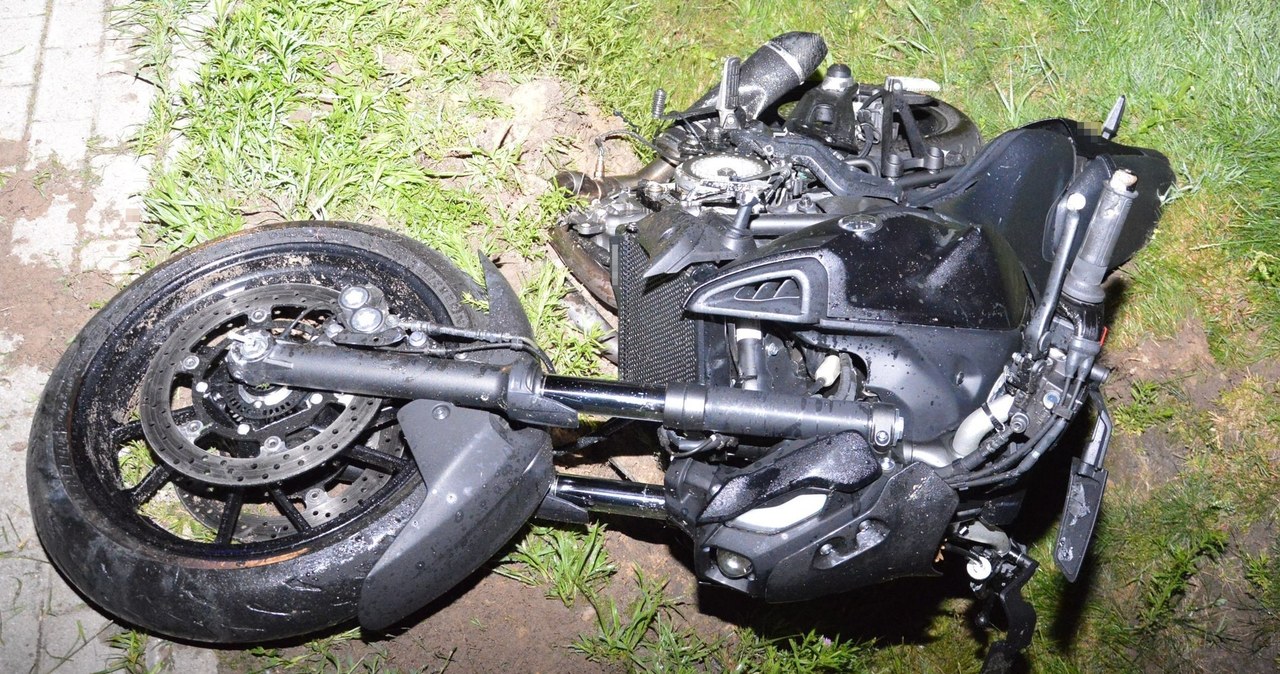 Uderzył w słup i skrzynkę elektryczną. Młody motocyklista nie żyje