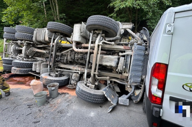 Betoniarka runęła na rowerzystkę i osobówkę. Śledztwo ws. tragedii w Czernichowie