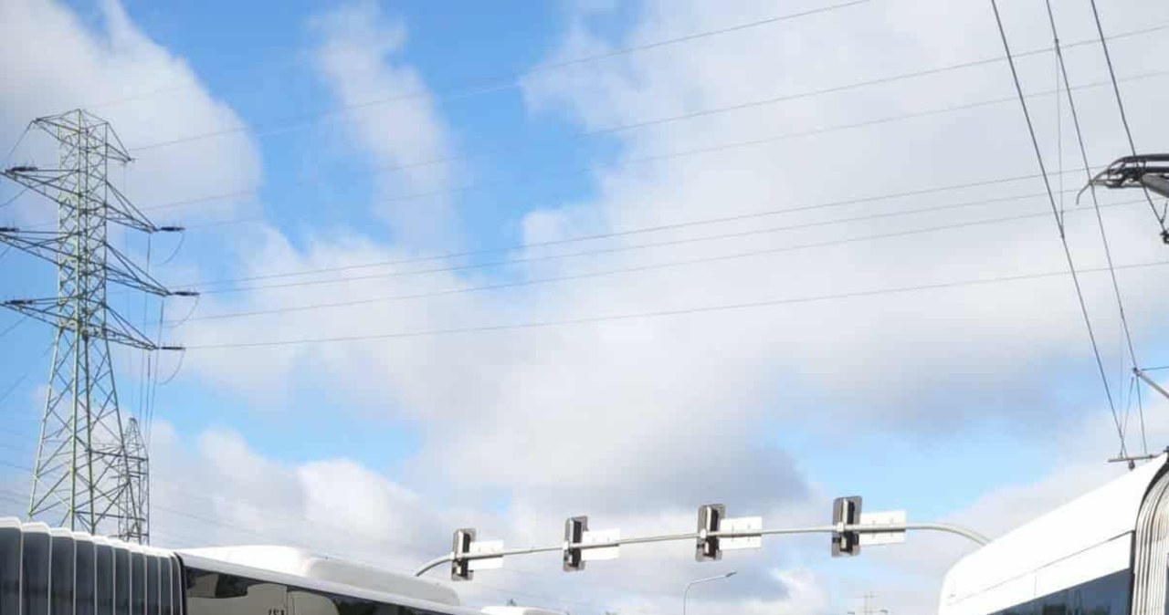 Zderzenie z autobusem, tramwaj wykolejony. Są poszkodowani