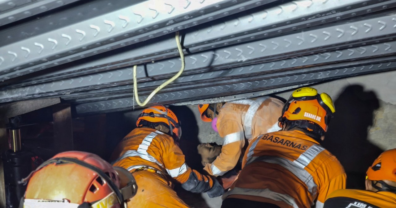 Tragedia w Indonezji. Ratownicy wyciągają spod gruzów żywe dzieci