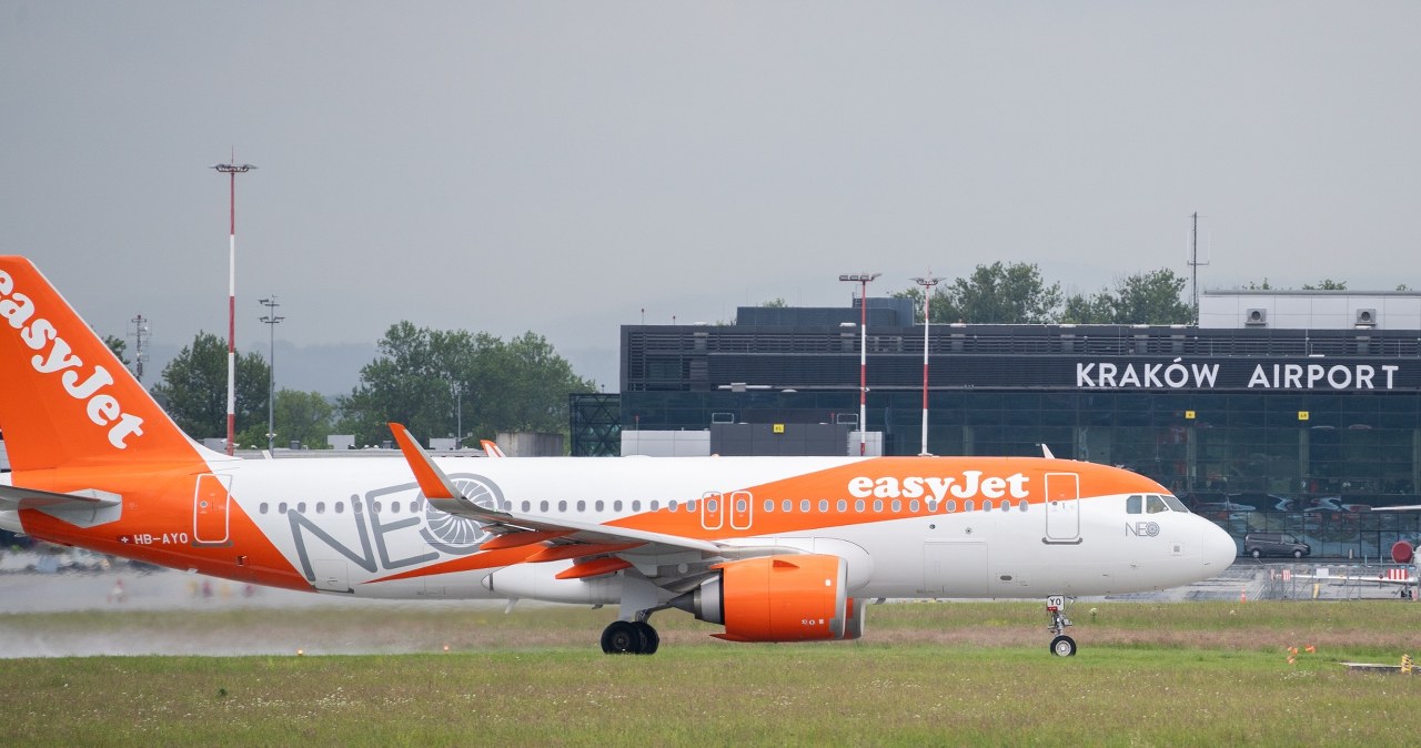 W samolocie uruchomiły się czujki dymu. Pasażerowie musieli opuścić pokład