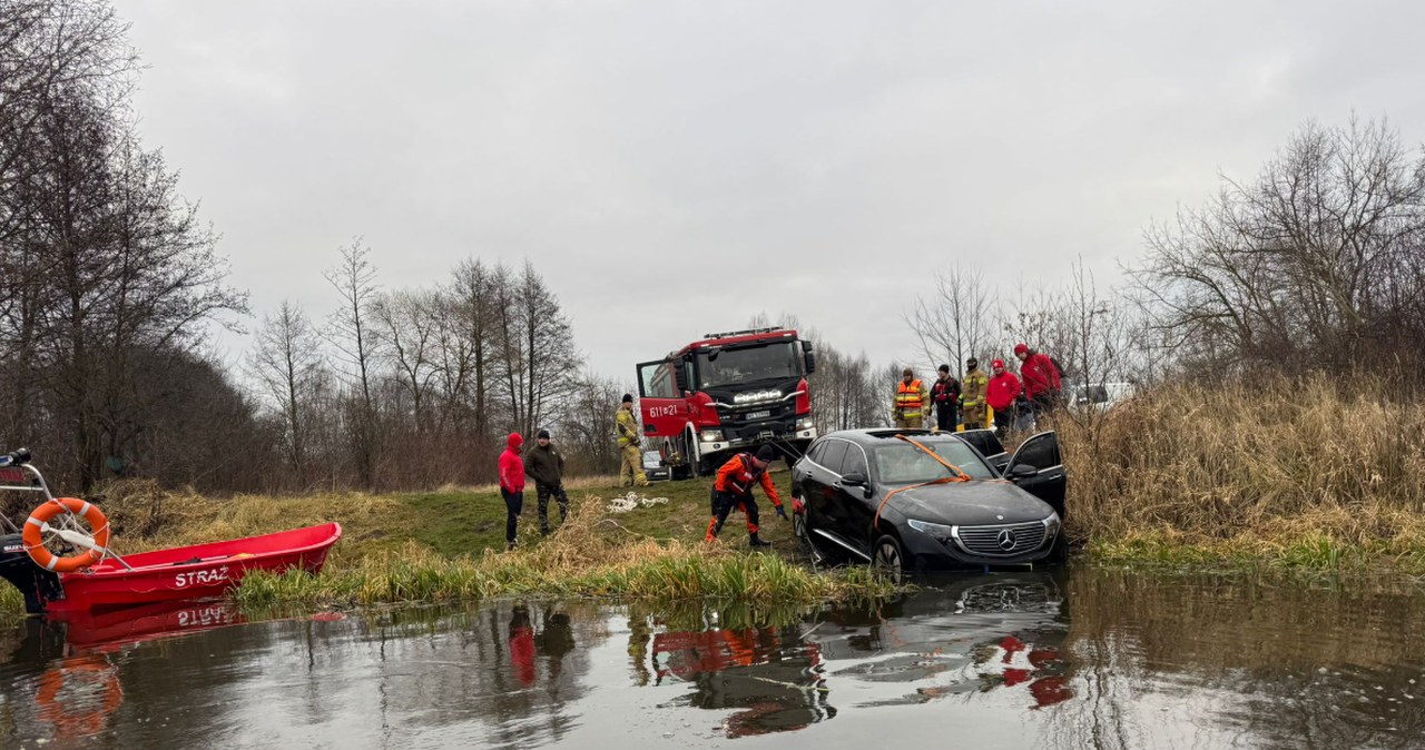 Mercedes stoczył się do wody. Akcja strażaków