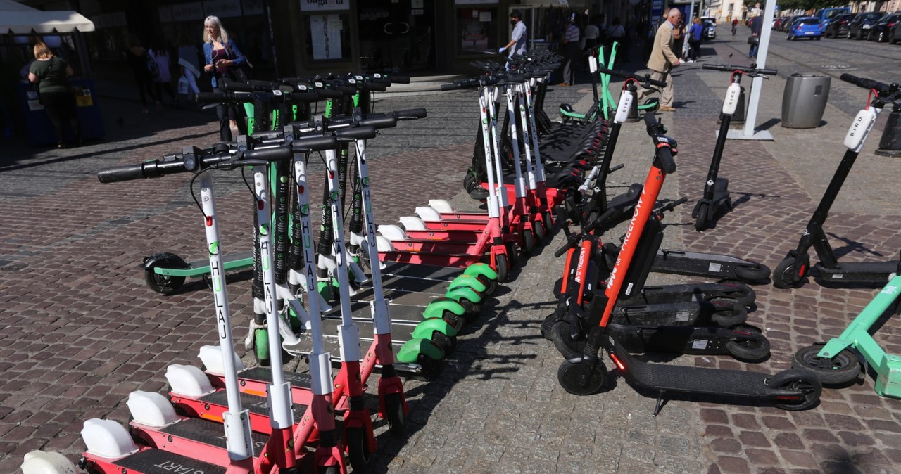 Jeździsz e-hulajnogą? Sprawdź, jakie zmiany wprowadzają niektóre miasta