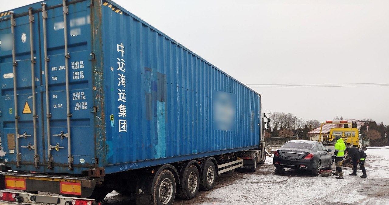 Miliony sztuk nielegalnych papierosów w kontenerze. Akcja służb