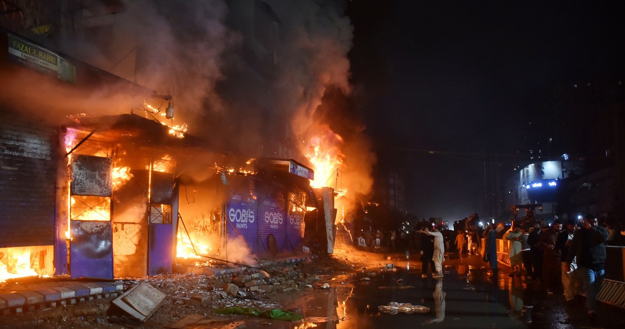 30 osób spłonęło w sklepie. Schowali się przed pożarem