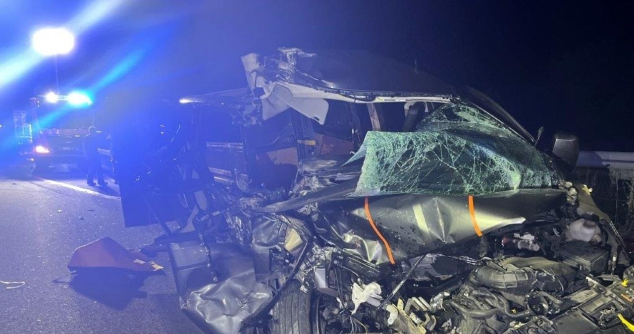 Polak zasnął za kierownicą. Samochód rozbił się na niemieckiej autostradzie