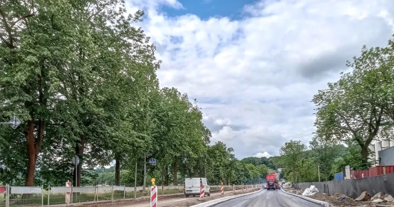 Przebudowa ul. Piastowskiej w Krakowie. Wkrótce kierowcy pojadą po nowym asfalcie