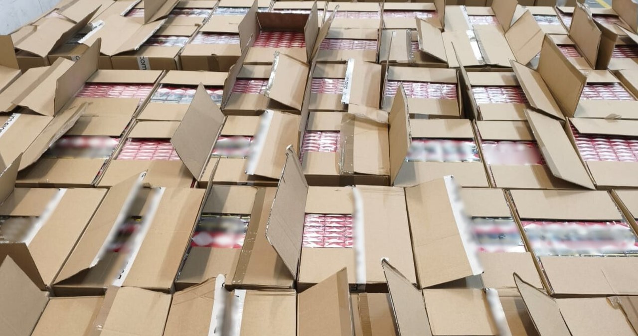 Ukrywali w magazynie prawie dwa mln sztuk papierosów bez akcyzy. Zostali zatrzymani