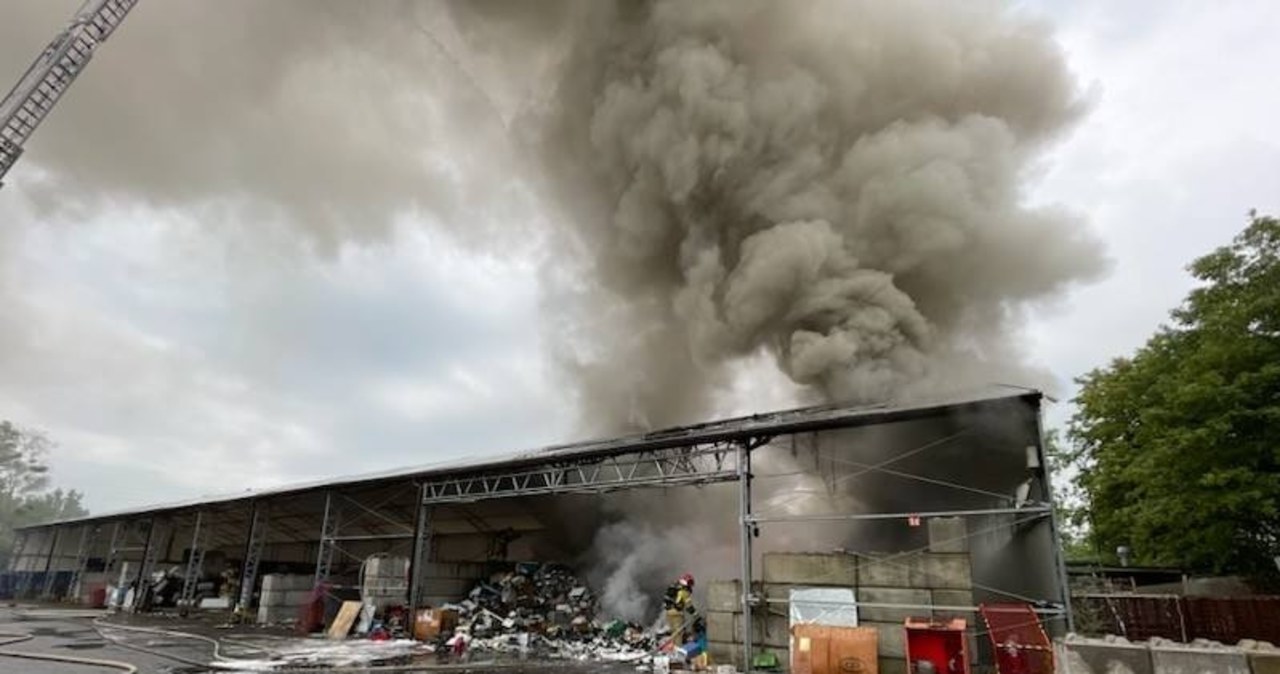 Pożar hali w Gliwicach. Apel strażaków